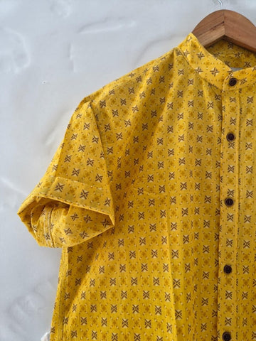 Haldi Print Half Sleeve Cotton Shirt for Men - Mandarin